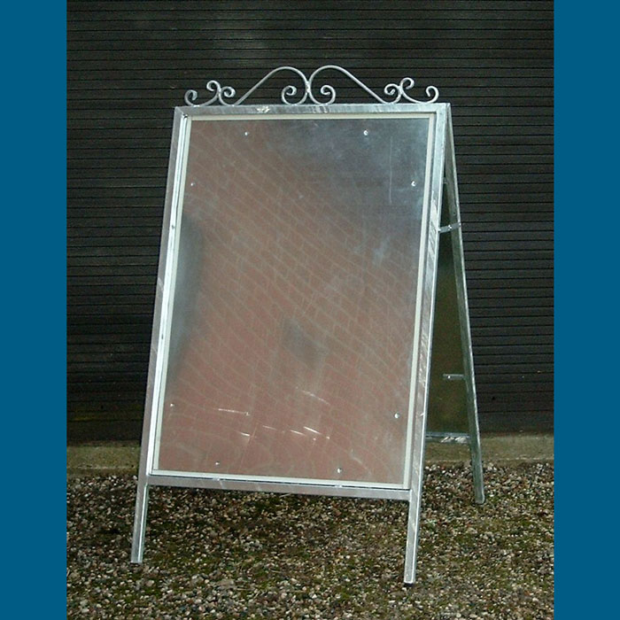 2201 Stort gadeskilt med krummelurer