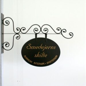 galgeskilt,galge,skiltegalge,skilt,skilte,udhængsskilt,smedejernsskilt,romantisk skilt,antik skilt,butiksskilt,facadeskilt,facade,butik,surrow skilte