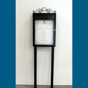 5032 Fritstående menuskab med lys og lås