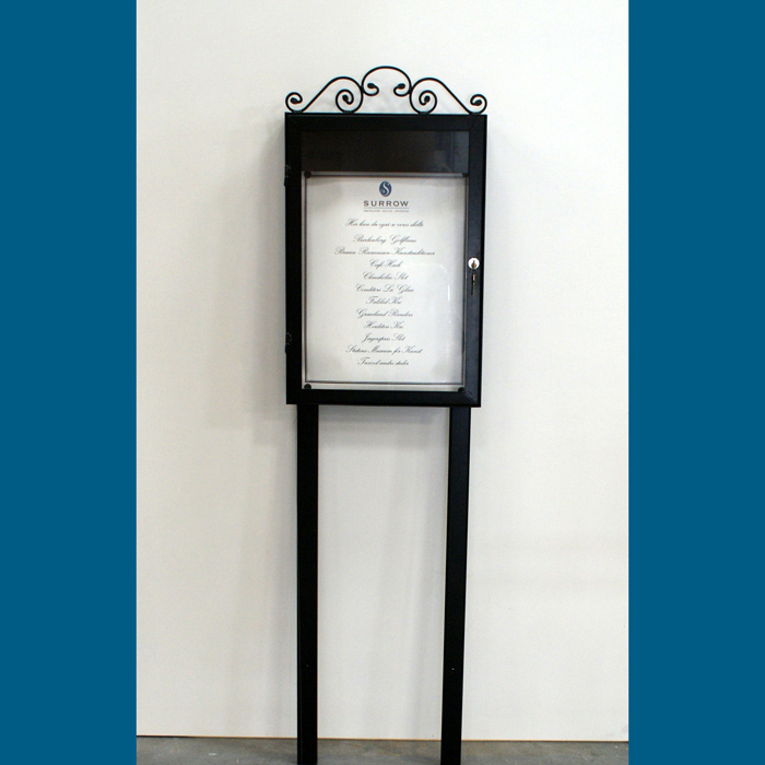 5032 Fritstående menuskab med lys og lås