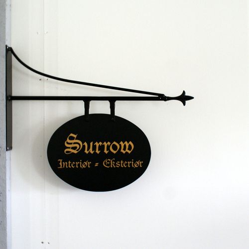 udhængsskilt, galgeskilt,skiltegalge,galge,skilt,skilte,butiksskilt,facadeskilt,vægskilt,smedejernsskilt,antikskilt,butiksindretning,surrow skilte