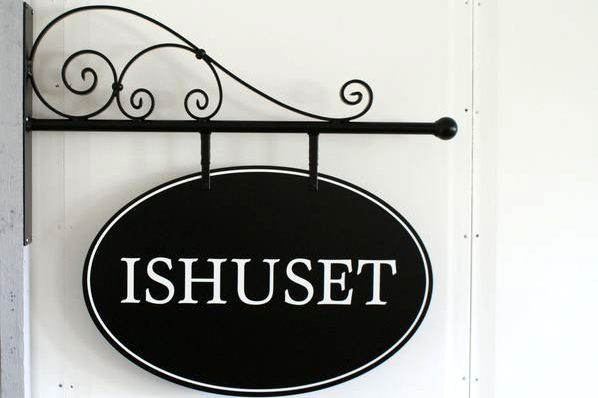 galgeskilt,skiltenyhed,skiltegalge,udhængsskilt,smedejernsskilt,antikskilt,romantisk skilt,nostagiskilt,smedejernsskilt,facadeskilt,butiksskilte,facade,butiksindretning,surrow skilte