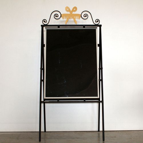 frisørskilt,skilt med kam og saks,skilt til frisør,frisør,hår,frisure,kam,saks,gadeskilt,frisør gadeskilt,smedejernsskilt,surrow skilte