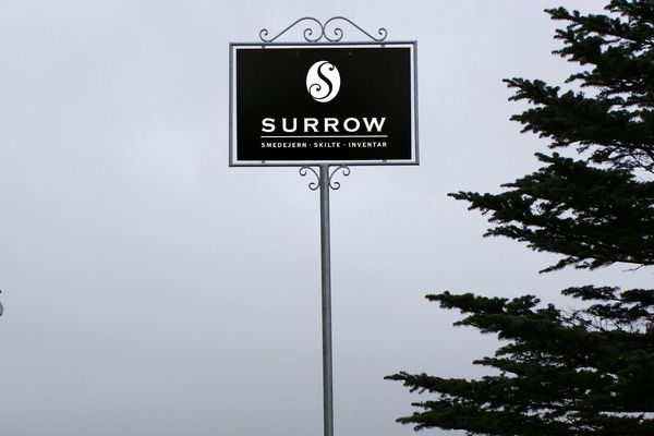 nedstøbningsskilt,varmgalvaniseret skilt,galvaniseret skilt,smedejernsskilt,kvalitetsskilt,surrow skilte,billigt skilt,romantisk skilt,antik skilt,nostalgi skilt,butiksskilte,skilt,skilte,facadeskilt,vejskilt,skilt med logo,skilt på stang,smedejernsskilte