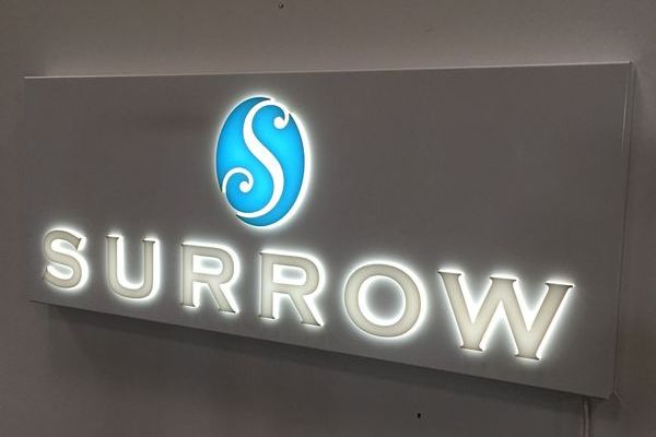 lysskilt,lyskasse,corona lysskilt,facadeskilt med lys,facadeskilt,logoskilt,butiksskilt,skilt,skilte,facadebogstaver,bogstaver,udskåret logo,eksklusive skilte,surrow skilte