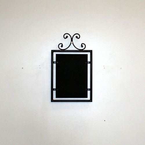 lille vægskilt med tavle,tavleskilt,tavle,skilt,skilte,vægskilt,facadeskilt,menuskilt,dagens ret,åben-lukket skilt,butiksskilte,butiksindretning,café,smileyskilt,restaurant,surrow skilte,tavleskilt med krummelurer,smedejernsskilte,antikskilt