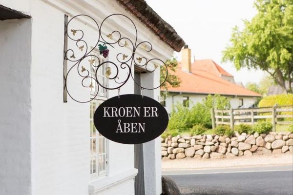 udhængsskilt,laugsskilt,galgeskilt,skiltegalge,falsled kro,falsled,smedejernsskilt,krummelureskilt,surrow skilte,kvalitetsskilte,specialskilte,vægskilt,facadeskilt,butiksskilte,logoskilt