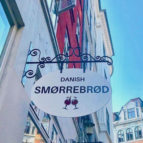 galgeskilt_smedejern udhængsskilt,skilt,skilte,galgeskilt,skiltegalge,smedejernsskilt,vægskilt,facadeskilt,facade,surrow skilte,kvalitetesskilt,skilt med krummelurer