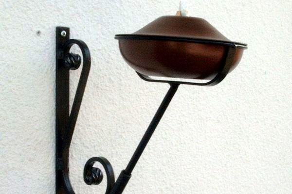 vægfakkel,udendørs olielampe,fakkel,olielampe,smedejernsfakkel,eksteriør,butiksindretning,café,restaurant,hotel,smedejern,Surrow Skilte