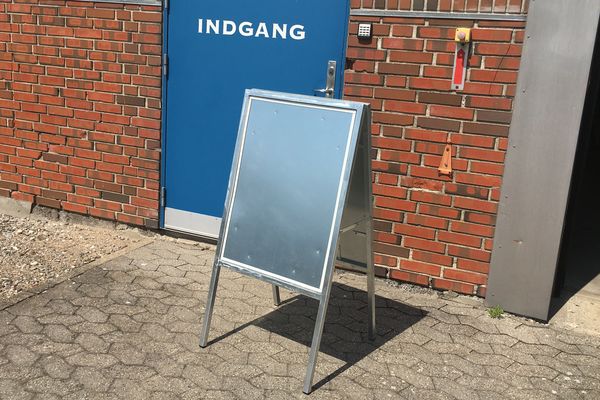 varmgalvaniseret_skilt skilt,skilte,galvaniseret skilt,varmgalvaniseret skilt,varmgalvanisering,gadeskilt,A-skilt,butiksskilte,butiksindretning,Surrow Skilte
