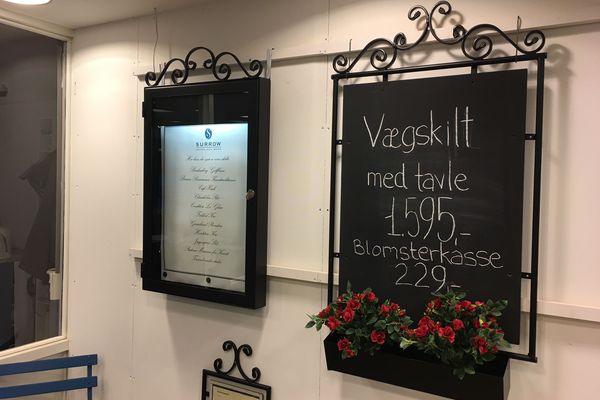 vægskilt,tavleskilt,udendørs tavle,skilt med krummelurer,plakatholder,facade,facadeskilte,skilt,skilte,Surrow skilte