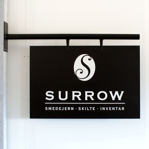 udhængsskilt,galgeskilt,smedejernsskilt,udhængsskilt med tekst,skilt,skilte,Surrow Skilte