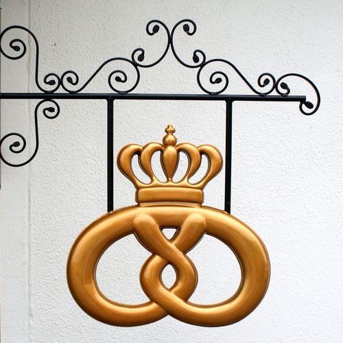 SONY DSC bagerkringle,guldkringle,bagerskilt,udhængsskilt med guldkringle,bagerkringle i smedejernsophæng,Surrow Skilte,skilt,skilte