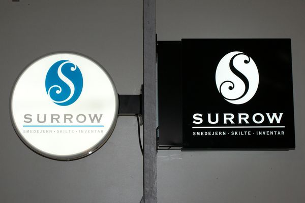 skilt,skilte,lysskilt,lysskilte,udhængsskilt med lys,udhængsskilt med LED,galgeskilt,galgeskilt med lys,skilt,skilte,butiksskilte,facadeskilte,facade,Surrow Skilte