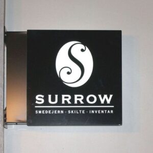 lysskilt,lysskilte,skilt,skilte,kvadratisk lysskilt,udhængsskilt med lys,galgeskilt med lys,facadeskilte,LED skilte,surrow skilte