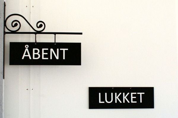 Åbent-Lukket skilt,åbent-lukket skilt,åben-lukket skilt,åben,åbent,lukket,skilt,skilte,udhængsskilt,galgeskilt,smedejernsskilt,skilt med krummelurer,surrow skilte