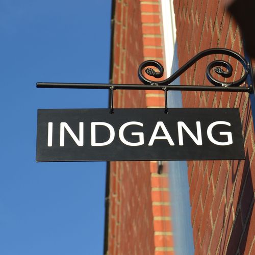 lille_udhængsskilt Åben-Lukket skilt,Åbent-Lukket skilt,åben lukket skilt,udhængsskilt,åbent,lukket,smedejernsskilt,galgeskilte,skilt,skilte,surrow skilte