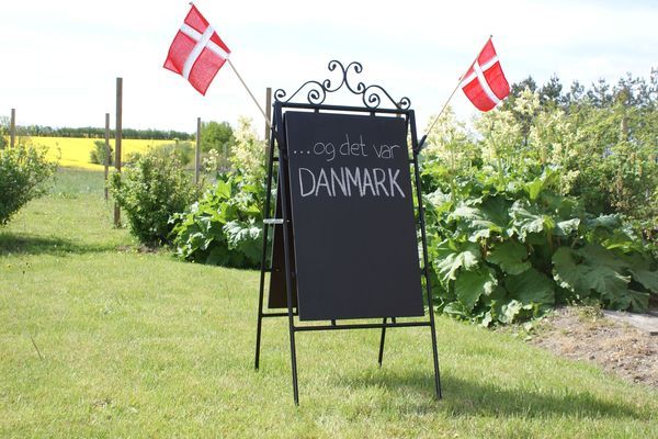 skilt,skilte,gadeskilt,sommerskilt,skilt med blikfang,surrow skilte,kvalitetsskilte,smedejernsskilte