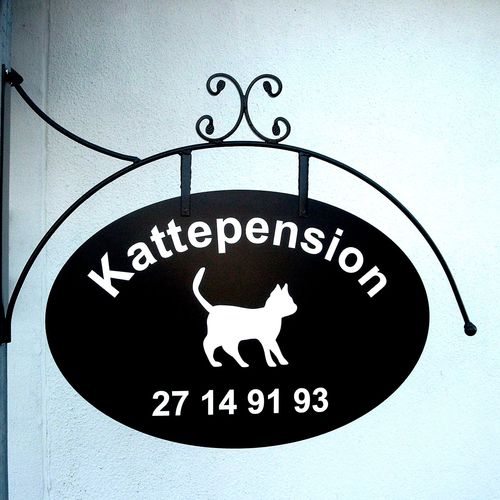 udhængsskilt,galgeskilt,smedejernsskilt,skilt,skilte,skilt med krummelurer,Surrow Skilte