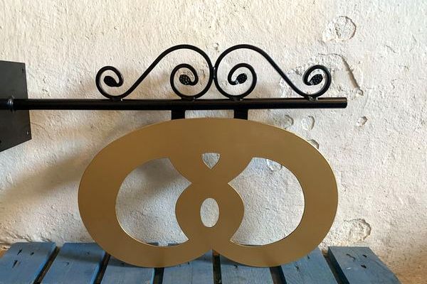 skilt,skilte,bagerskilte,udhængsskilte,galgeskilt,guldkringle,bagerkringle,butiksskilte,Surrow Skilte