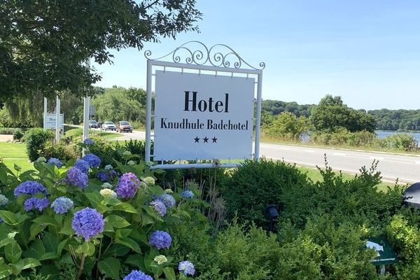 skilt,skilte,surrow skilte,smedejersskilte,hvidt smedejernsskilt,hvide skilte,kvalitetsskilte