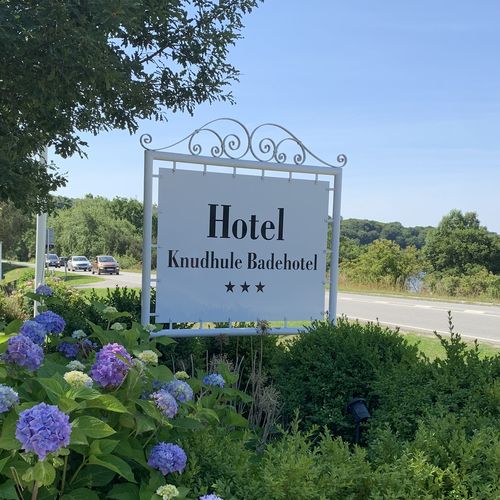 hvidt_skilt skilt,skilte,surrow skilte,vejviser,wayfinding,smedejernsskilte,hvidt skilt