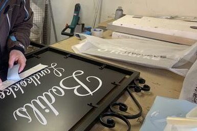 skilt,skilte,skilt med tekst, skilt med logo, smedejernsskilte, fritstående skilt, Surrow Skilte