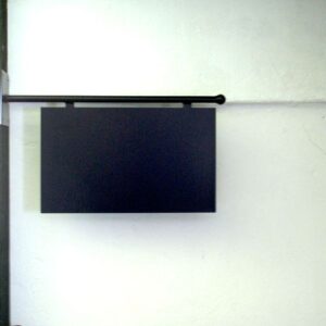 skilt, skilte, galgeskilt, udhængsskilt, vægskilt, facadeskilt, lavprisskilt, butiksskilt, Surrow Skilte